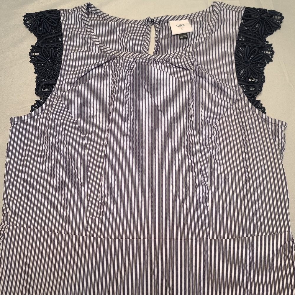 Cabi Striped Seersucker Blouse Womens‎ Small Blue White Lace Trim Sharkbite 5727